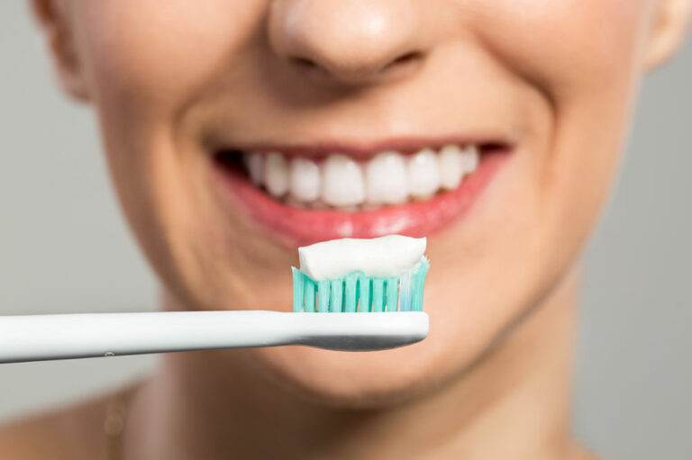 4 risks of whitening teeth at home