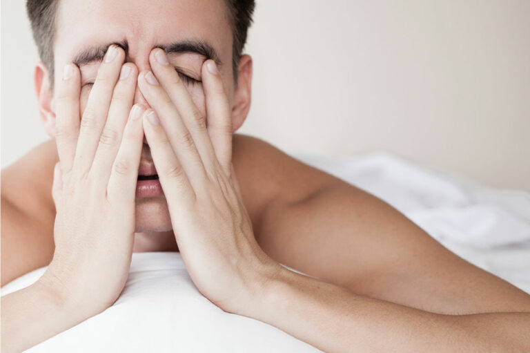 4 things to avoid before bed for managing migraine